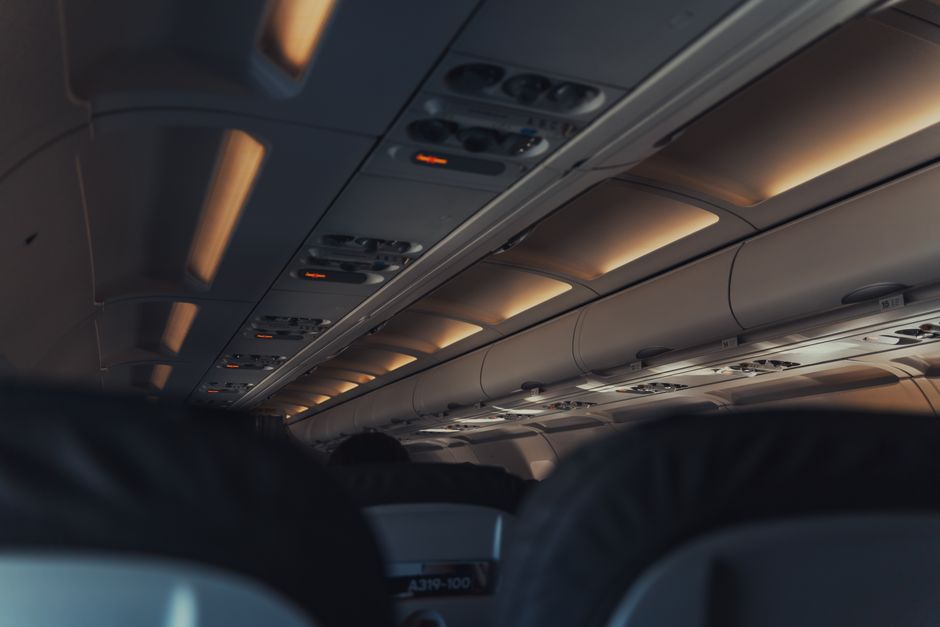 Noi reglementări pentru companiile aeriene din 2027: preț final cu bagaj inclus și locuri gratuite pentru copii