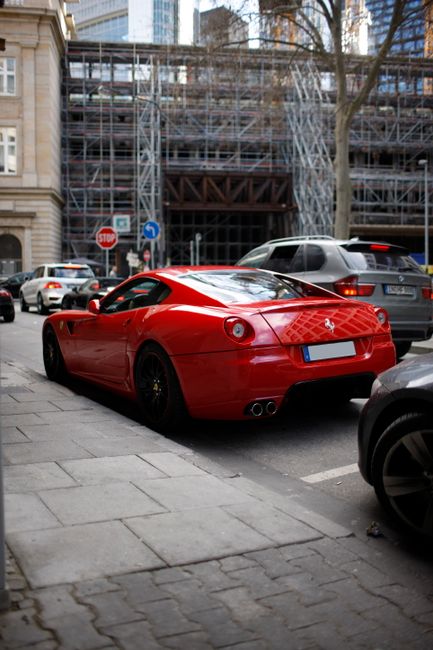 Moment hilar: un Ferrari blocat în străduțele înguste ale Seviliei