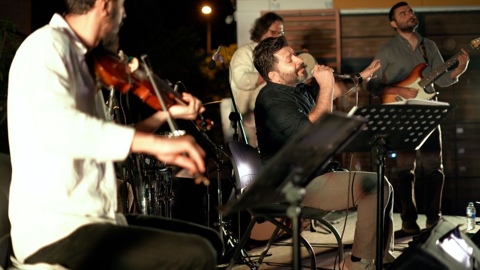 Descoperă All Black: trio-ul care îmbină vocea, vioara și DJ-ul pentru momente muzicale unice