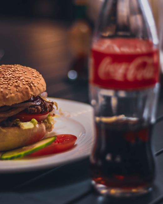 KFC schimbă furnizorul de băuturi după aproape patru decenii: Coca-Cola înlocuiește Pepsi
