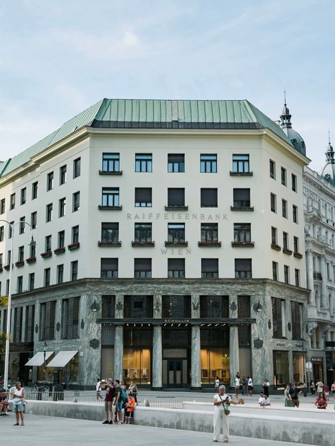 Raiffeisen Bank primește aprobarea pentru achiziția Garanti Bank și alte entități