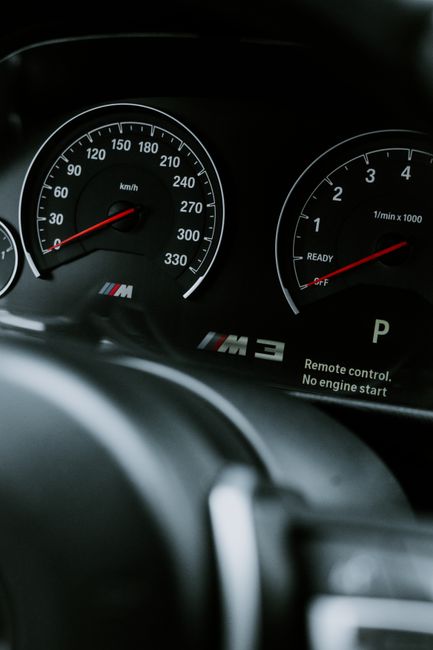 Șoferul unui BMW M3 folosește alcool pentru a reduce emisiile și a trece inspecția tehnică