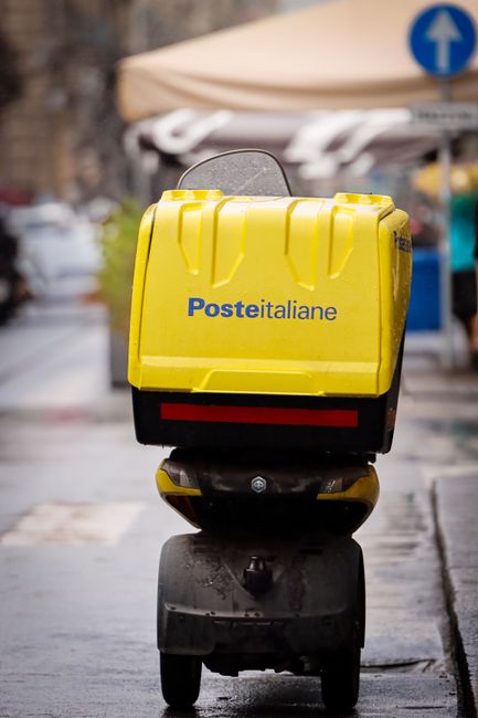 Controversă la Poșta Italiană: o angajată sancționată pentru ore suplimentare