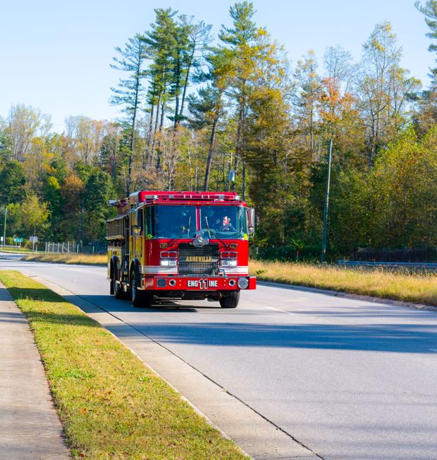 Incendiu pe autostrada A1: o autoutilitară a luat foc în parcarea unei benzinării