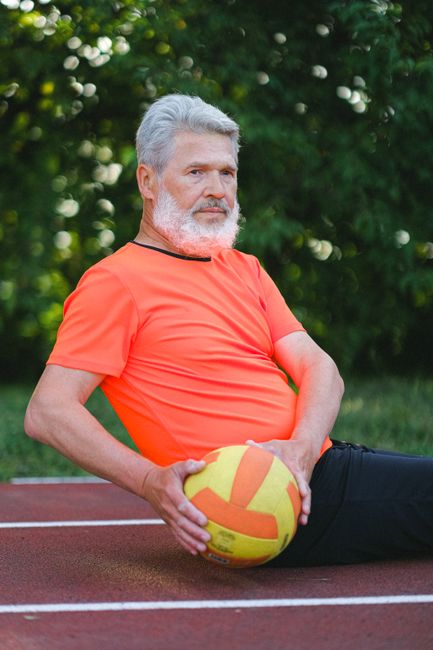 Descoperă secretul tinereții lui Mitică Dragomir la peste 80 de ani!