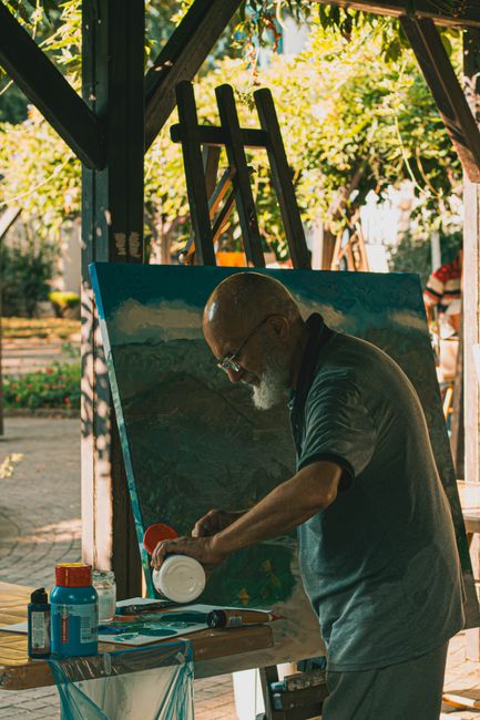 Descoperă arta toamnei prin creațiile seniorilor din Baia Mare