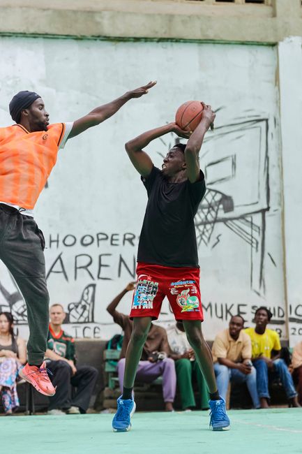 Baschetul 3×3 ajunge la tineri din Moreni cu o caravană dedicată sportului