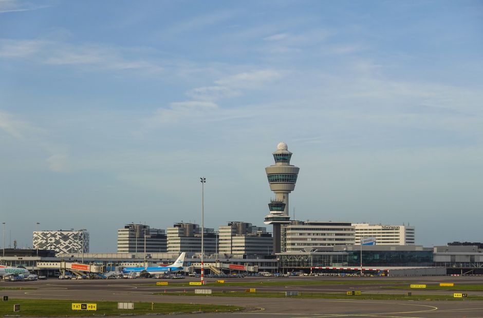 Furtuni devastatoare afectează zborurile din Amsterdam: 90 de curse anulate