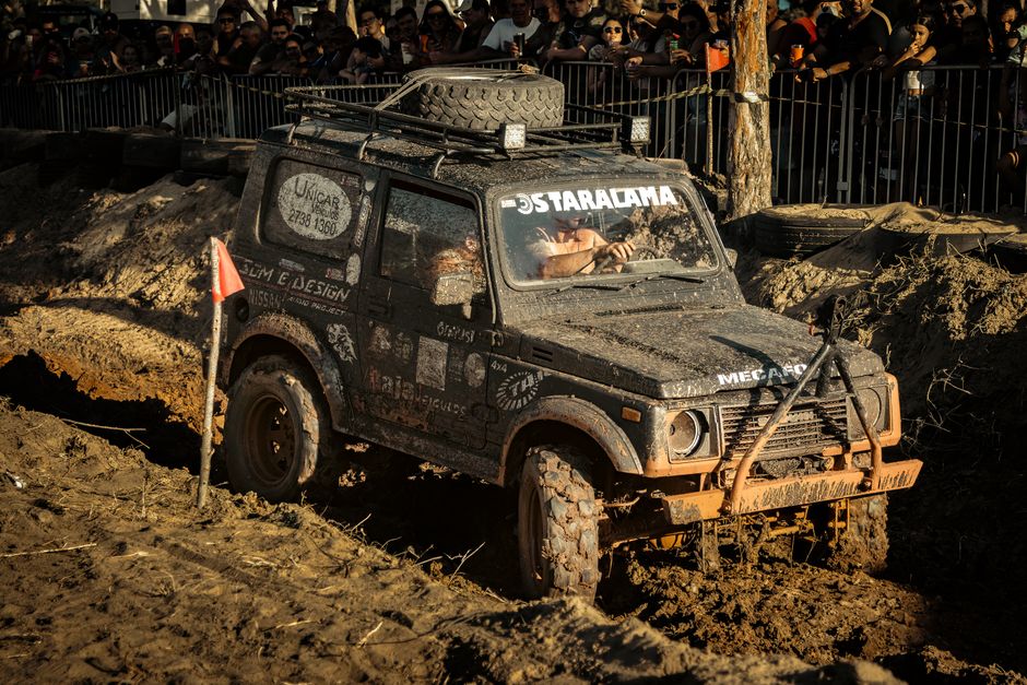 Imagini șocante din competiția off-road: un vehicul flip pe o pantă abruptă