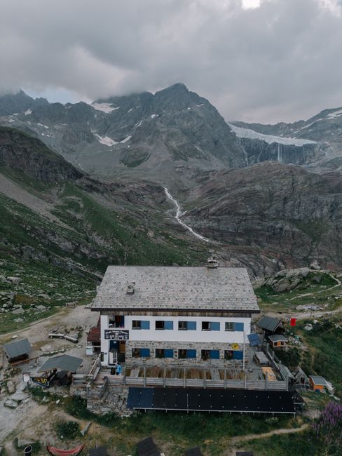 Descoperiți Refugiul Zănoaga: confortul perfect pentru aventurierii montani