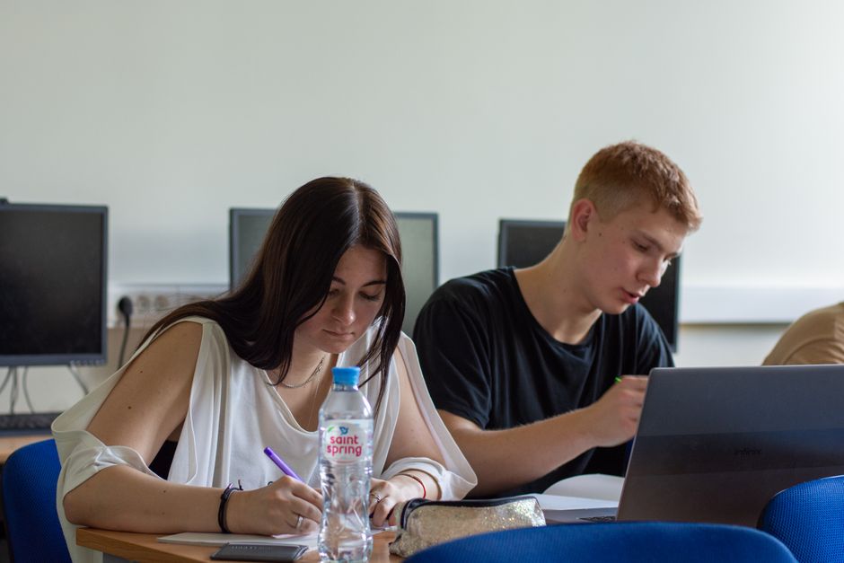 Cum pot studenții să se pregătească pentru cerințele actuale ale pieței muncii