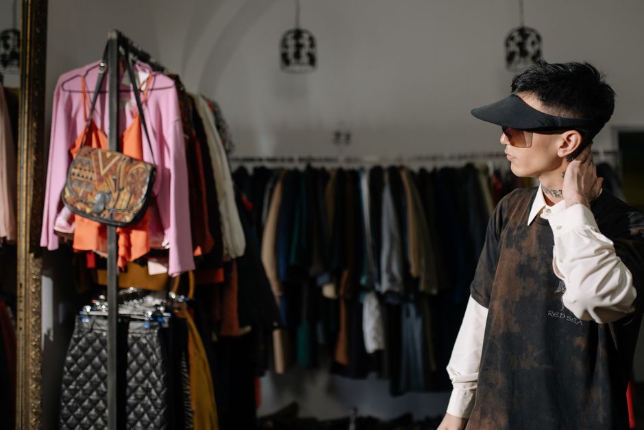 Sibienii se înghesuie să prindă oferte de 2 lei la hainele second-hand