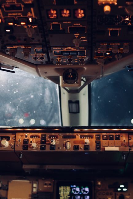 De la muncitor pe șantier la pilot WIZZ Air: povestea inspirațională a lui Răzvan Prața