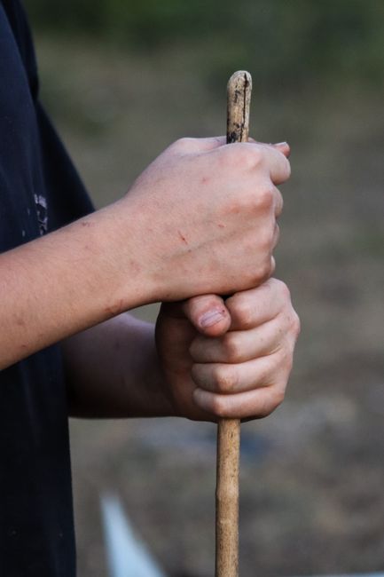 Pensionar atacat cu o bucată de lemn de către vecin: ordin de protecție emis