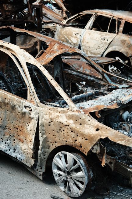 Incendiu devastator distruge două mașini într-o gospodărie din Mănăstireni