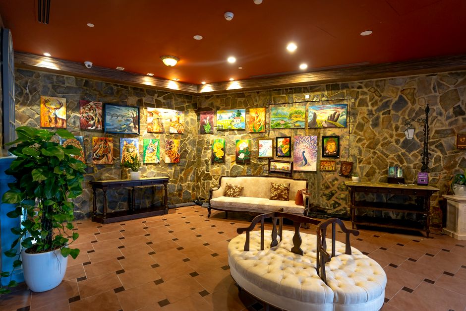 Arta aduce bucurie în spital: Expoziție de pictură și sculptură la Baia Mare