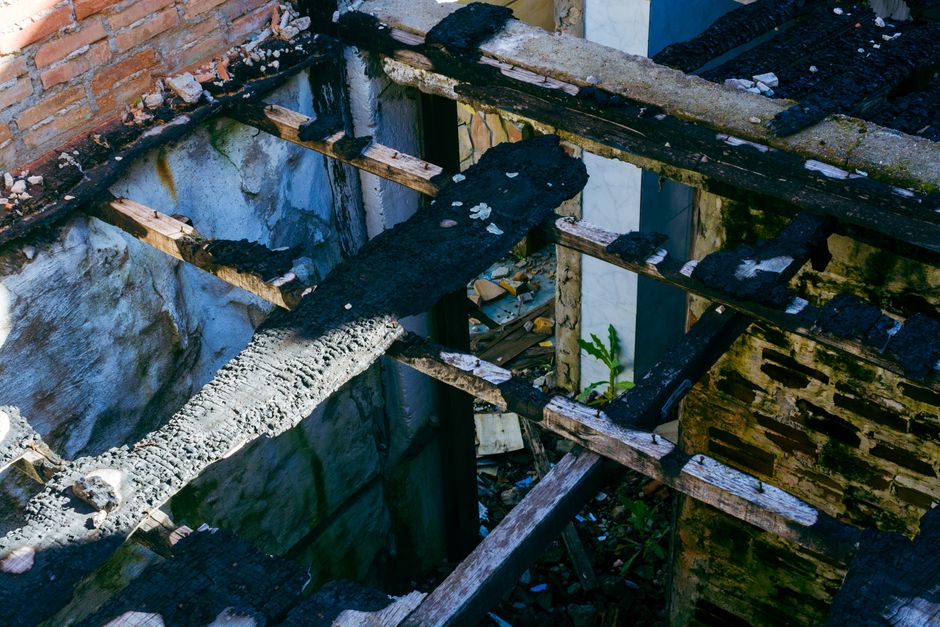 Incendiu devastator în Novaci: acoperișul unei case a fost distrus pe o suprafață mare