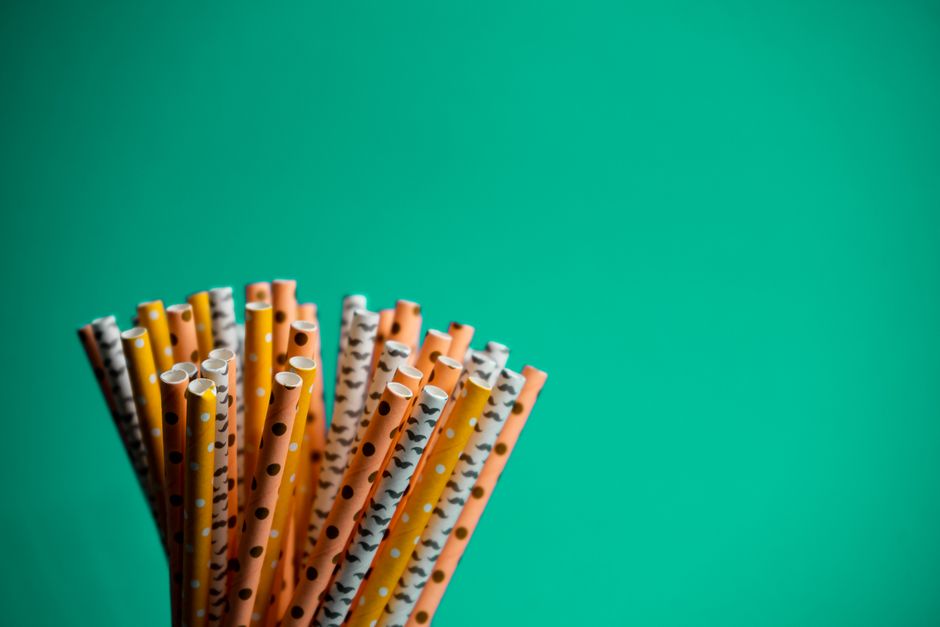 Paiele de hârtie: o alegere mai dăunătoare pentru mediu decât plasticul?