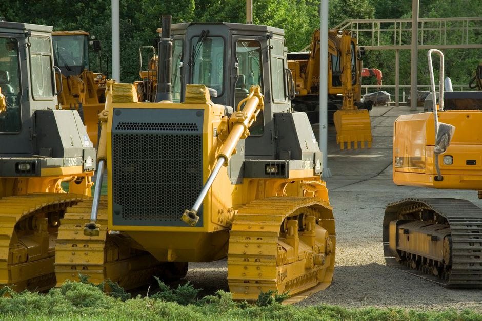 Tinerii din Bihor reținuți pentru furt de motorină din excavator