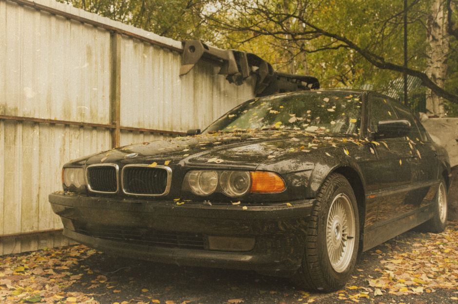 Mașină de colecție abandonată pe o stradă din Iași: ce se va întâmpla cu ea?