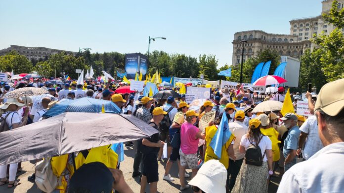 Cadre didactice din Gorj protestează în fața Parlamentului împotriva măsurilor fiscale