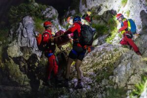 Intervenție de urgență nocturnă a salvamontiștilor din Zărnești pentru o turistă accidentată