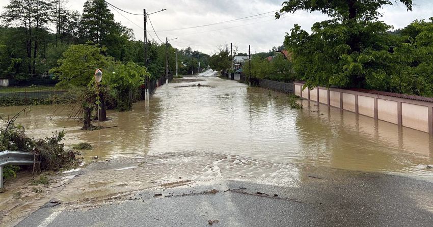 Ploi abundente în Vrancea: drumuri închise și șase persoane izolate