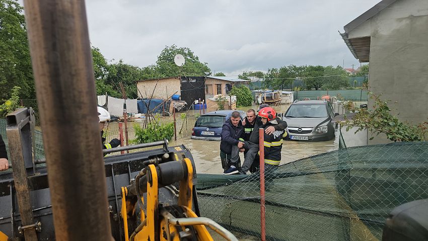 Două persoane evacuate din Lămotești, comuna Milcovul, din cauza inundațiilor