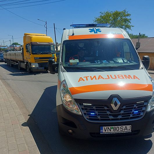 Accident pe pasarela Odobești: o fetiță de 7 ani, acroșată de un TIR