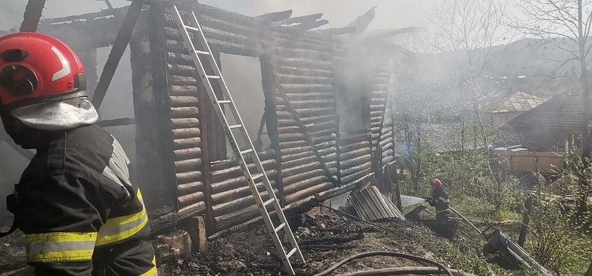 Incendiu devastator în comuna Nistorești: un bărbat de 47 de ani și-a pierdut viața