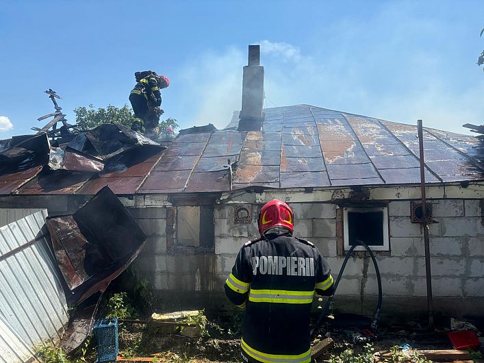 Incendiu la acoperișul unei locuințe din Bolotești: intervenția pompierilor