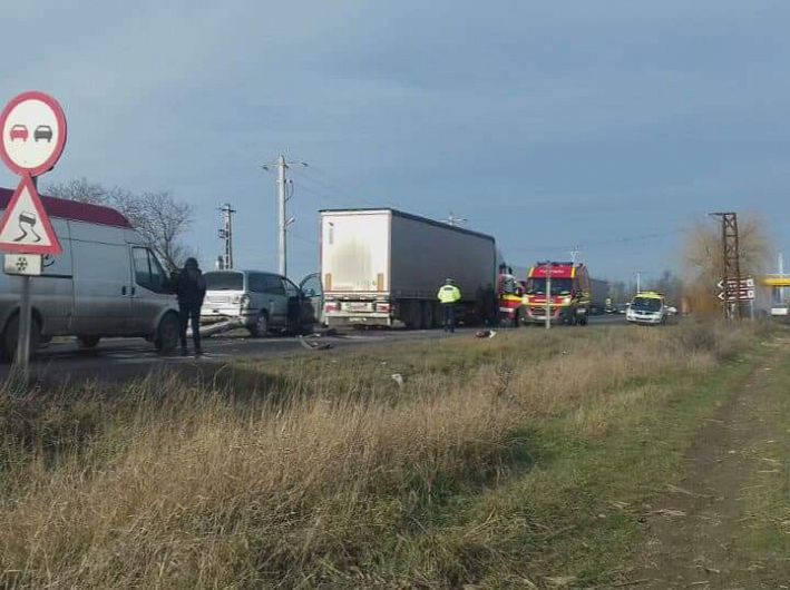 Coliziune cu șase autovehicule pe E85, la Urechești – Trafic reluat