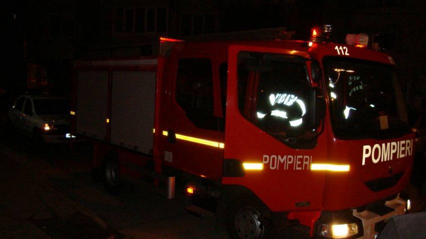Pompierii militari intervin în prima zi de Crăciun pentru stingerea unui incendiu în comuna Slobozia Bradului