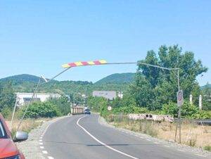 Limitatoarele de înălțime din Săsar, distruse de șoferii neatenți