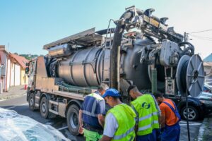 Lucrările de decolmatare a canalizării din Brașov continuă după ploile recente