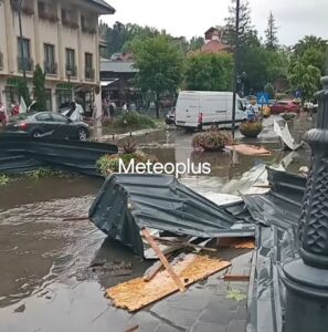 Probleme majore în Sinaia din cauza furtunii: restricții pe DN 1