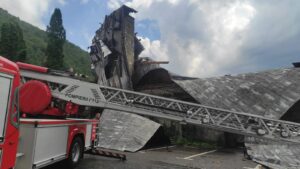 Vijelia din Sinaia: 14 persoane transportate la spital după furtună